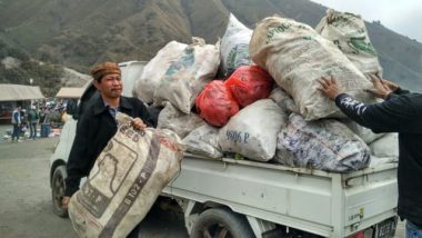 110 Relawan Bromo Lovers Turun Tangan Lakukan Aksi Bersih-Bersih Sampah