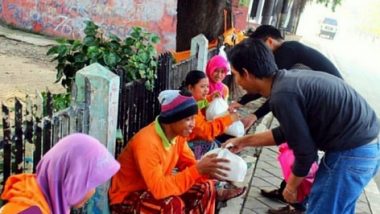 Komunitas Berbagi Beras Bagikan Beras Gratis kepada Masyarakat Tangerang