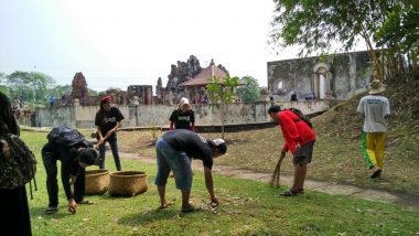 Sejumlah Komunitas Cirebon Ikuti Aksi Bebersih Taman Goa Sunyaragi