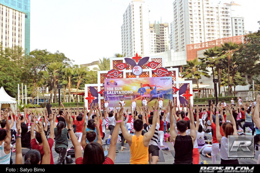 Celebrity Fitness & Komunitas Yoga Indonesia Gelar ‘Yoga 108 Sun Salutation’