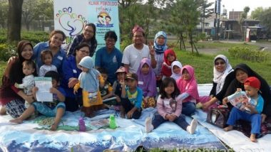 Komunitas Kacamata Dongeng Cibubur Hibur Anak-Anak di Taman Pelangi