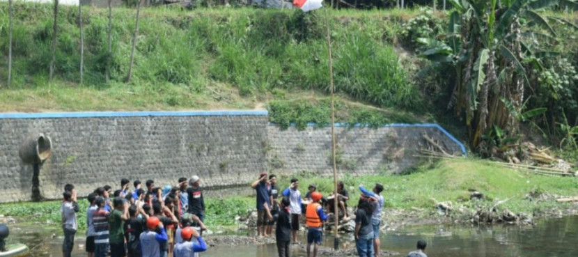 Komunitas Pare Kabupaten Kediri Gelar Upacara Kemerdekaan RI Di Sungai Serinjing