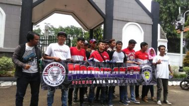 Hari Sumpah Pemuda, Komunitas Moonraker Purwakarta Bersihkan Taman Pahlawan Sirnaraga