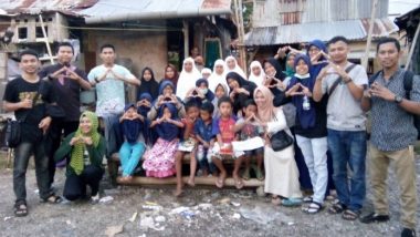 Komunitas Peduli Anak Jalanan (KPAJ) Makassar Berbagi Mukena Untuk Anak-Anak Binaan
