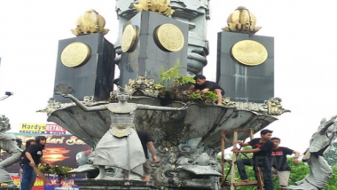 Merawat Monumen Adipura, Komunitas Satu Jiwa Menggelar Aksi Bersih