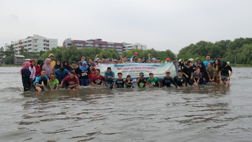 SEBANGSA & KeMANGTEER Jakarta Mempersembahkan Kado 1000 Mangrove untuk Pesisir Marunda