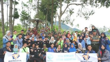 Puluhan Pemuda dari Lintas Komunitas Garut Berkolaborasi Dalam Penanaman 3000 Pohon