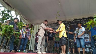 Retro Peduli Lingkungan, Komunitas Mobil Tua Jawa Timur Lakukan Aksi Tanam Pohon