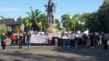 Aksi Long March Komunitas Mahasiswa Peduli Kanker (KOMPAK) Peringati Hari Kanker Sedunia