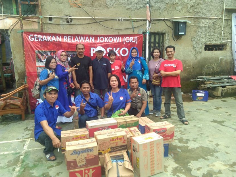 Gerakan Relawan Jokowi (GRJ) DPC Jakarta Timur Beri Bantuan Korban Banjir