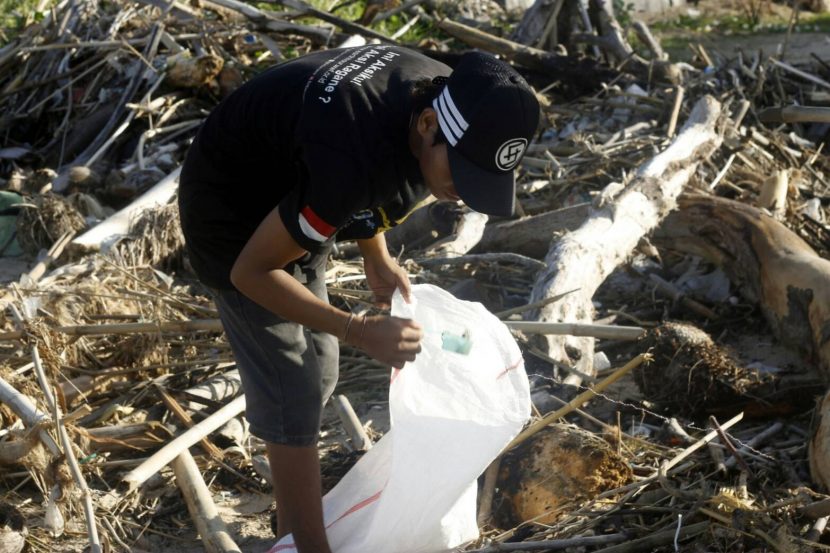 Hari Peduli Sampah Nasional, Komunitas Earth Hour Bali Gelar Aksi ‘Coastal Beach Clean Up’
