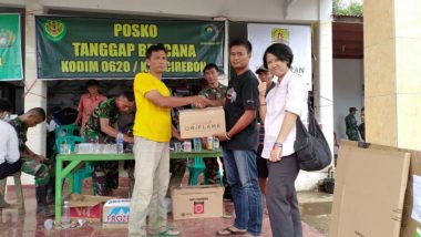Komunitas Pena Peduli (KPP) Cirebon Berikan Bantuan Untuk Korban Banjir Di Cilengkrang