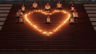 Peringati Earth Hour 2018, Komunitas Padma Yoga Yogyakarta Nyalakan Lilin Bersama