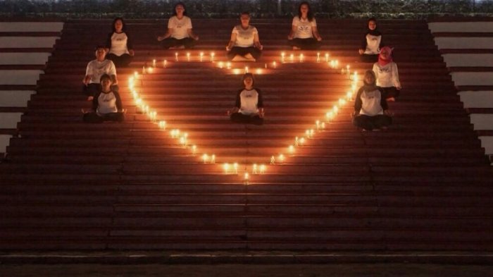 Peringati Earth Hour 2018, Komunitas Padma Yoga Yogyakarta Nyalakan Lilin Bersama