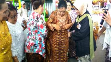 Hari Kartini, Komunitas Cinta Berkain Indonesia (KCBI) Bagikan Kain di Pasar Oro-Oro Dowo