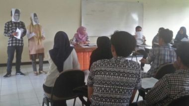 Aksi Unik Komunitas Lampung Ngobrol & Berpikir (NgoPi) Peringati Hardiknas 2018