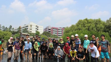 KeMANGTEER JAKARTA Ajak Generasi Muda Clean up di Lahan Mangrove Marunda