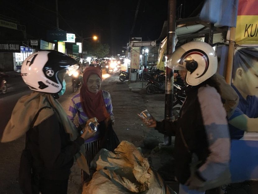 Komunitas Ketimbang Ngemis Bali Bagikan Ratusan Nasi Bungkus Untuk Tuna Wisma