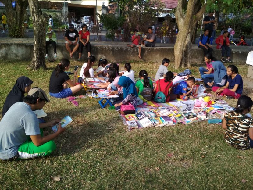 Perpustakaan Keliling Komunitas GPAN Bali Ramai Dikunjungi Anak Sekolah