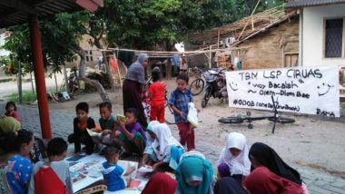 Gelar Lapak Baca, Cara Unik Komunitas Sepeda Literasi Halal Bihalal di Kampung Cirogol