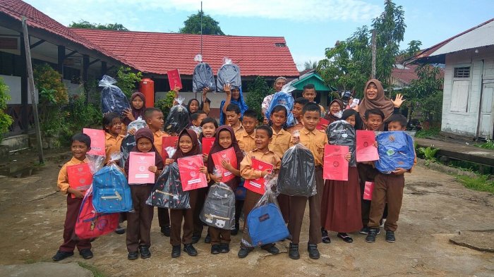 Komunitas Beting Pintar Berbagi Tas Sekolah Untuk Anak-Anak SDN 25 Kampung Beting
