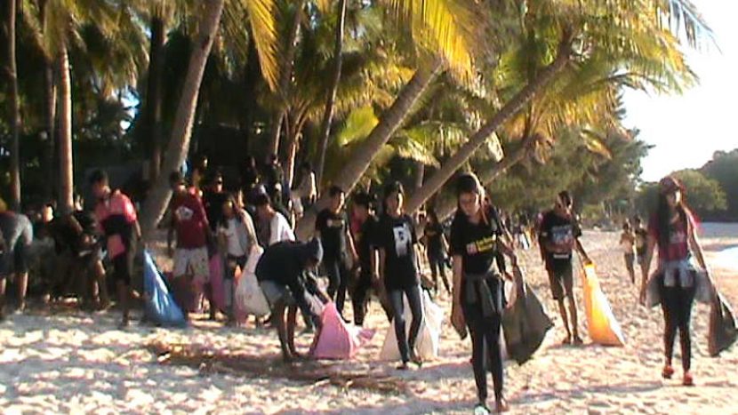 Komunitas Peduli Lingkungan Sumba Timur Gelar Aksi Bersih-Bersih Pantai Walakiri