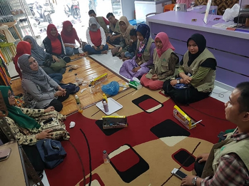 Gandeng Komunitas Relawan Muda Riau, IWARA Bagikan Pakaian dan Buku Anak
