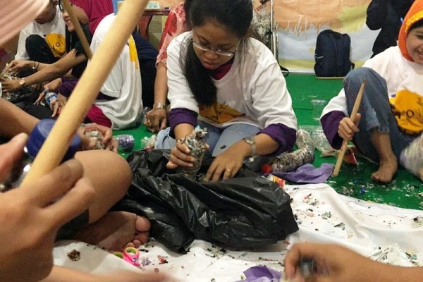 Anak Berkebutuhan Khusus Diajari Bikin Ecobricks dari Sampah Plastik