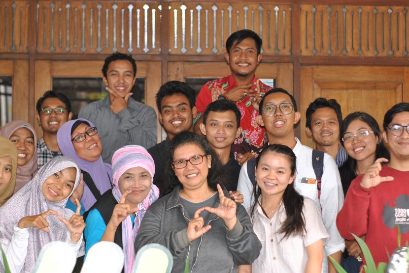 Pusbisindo Jogja, Mengajarkan Bahasa Isyarat di Community Workshop Sebangsa Network