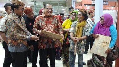 Kompak Bikin 1000 Meja untuk Lombok