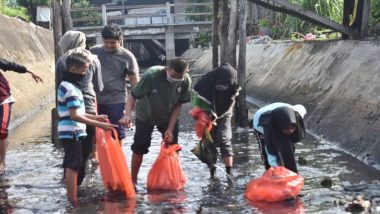 Komunitas Sahabat Sungai Pekanbaru Kembali Bersihkan Sungai Kotor