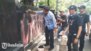 Komunitas MMBI Cat Kembali Jembatan Splendid yang Dicoreti Akibat Aksi Vandalisme Saat May Day