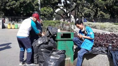 Sampah Numpuk Usai Liburan, 50 Relawan ‘Bebersih’ di Alun-alun Bandung
