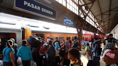 Komunitas Rail Trains Sukarela Layani Penumpang di Stasiun Senen