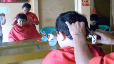 Komunitas Barber Beri Cukur Gratis Anak Asuh Rumah Yatim