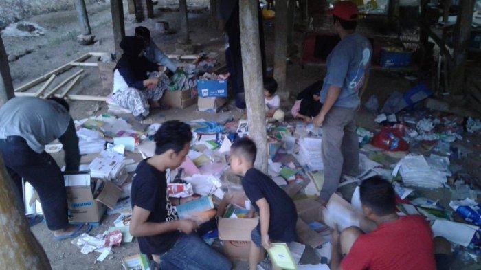 Komunitas Keluarga Angkat Bulukumba Kumpulkan Kertas Bekas untuk Kaum Dhuafa