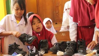 Peduli Sekolah Terpencil di Pangkep, Komunitas Sosial Ini Bagikan Sepatu ke Siswa SD 60 Buung