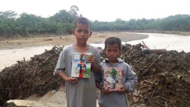 Melalui Gerakan Cepcep Ciberang, Komunitas Akar Pohon Bagikan Paket Buku Tulis