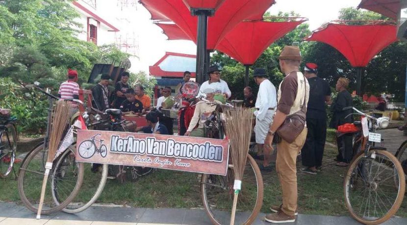 Komunitas Sepeda Klasik Kerano Van Bencoolen Lakukan Bersih-Bersih SmarCity