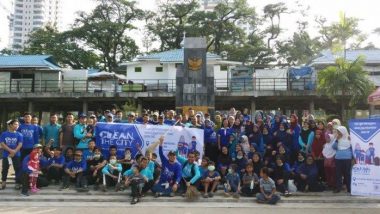 Komunitas Clean The City Gotong Royong Bersihkan Sampah Usai Malam Tahun Baru 2020