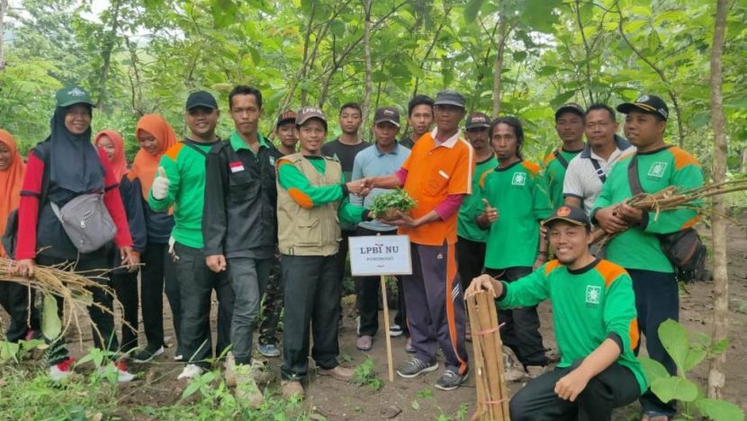 LPBINU dan Komunitas Vespa Ponorogo Tanam Pohon Jaga Kelestarian Mata Air