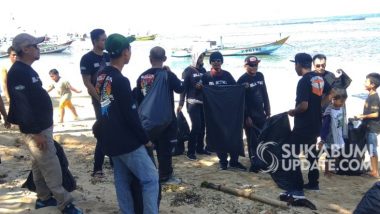 Peduli Kebersihan, Anak Motor Punguti Sampah di Pantai Ujung Genteng Sukabumi