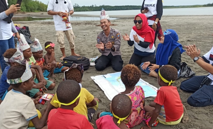 Peduli Pendidikan, Komunitas Pemuda di Mimika Mengajar Anak-anak Pesisir Pantai