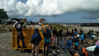 Komunitas di Selayar ini Rutin Bersih Pantai Setiap Minggu