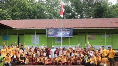 Komunitas Bantu Pendidikan Kita Bantu Tiang Bendera untuk Sekolah